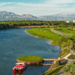 Grøn golfbane i Belek med Taurus-bjergene i baggrunden og blå himmel