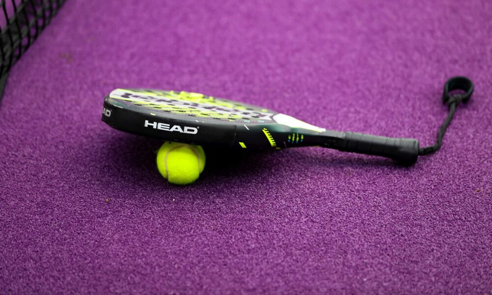 Padel i Dubai: Sådan Kombinerer Du Sol, Luksus og Verdens Hurtigst Voksende Sport